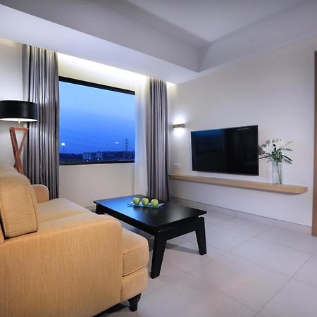Hotel Quest Prime Cikarang By Aston Bekasi Exterior foto